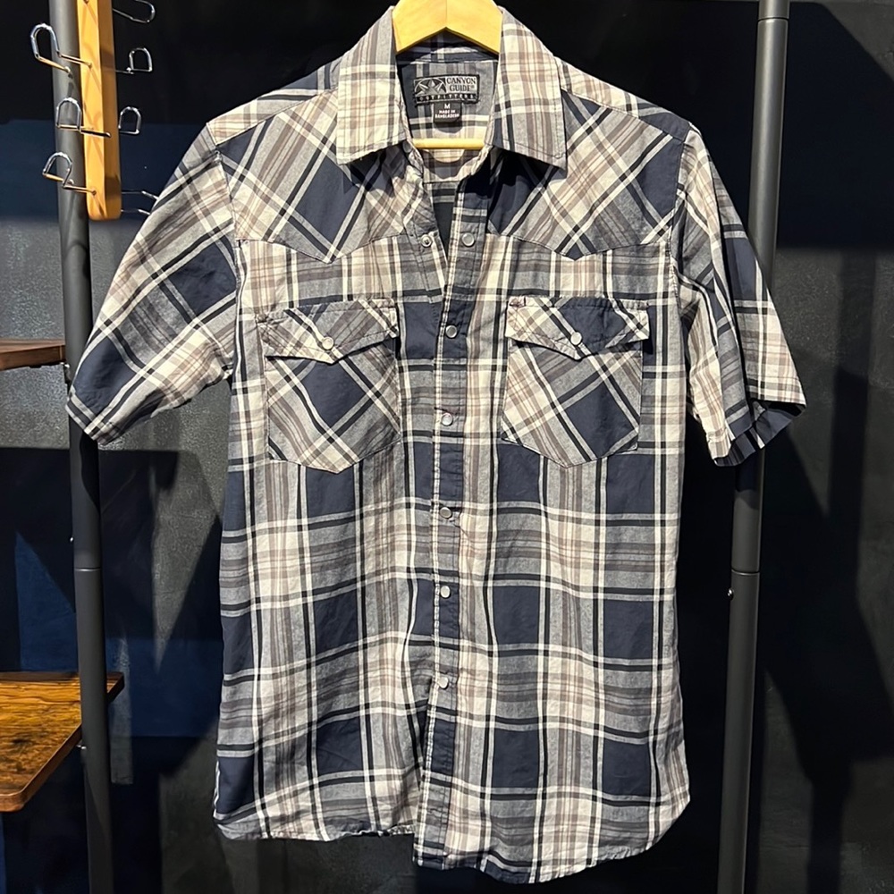 Canyon Guide rugged short sleeve button down. Gorgeous & the buttons are sexy M